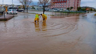 1. "Didim Belediyesi ekipleri yoğun yağış sonrası su birikintilerine anında müdahale etti" 2.
