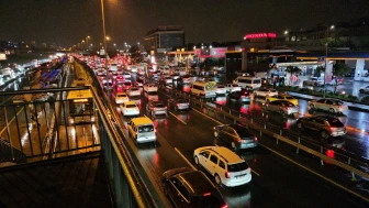 İstanbul’da yağışın etkisiyle trafik durma noktasına geldi