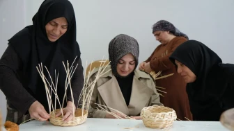 Erzincan'da kanser hastası kadınlar rattan kursuyla terapi yapıp gelir elde ediyor