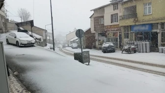 Adıyaman'ın Çelikhan ilçesinde gece başlayan kar yağışıyla beyaz manzaralar oluştu