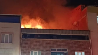 Bursa'nın İnegöl ilçesinde iki katlı evin çatısında çıkan yangın paniğe neden oldu