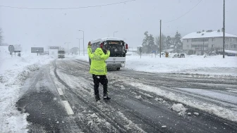 Bolu'da yoğun kar yağışı nedeniyle D-100 karayolunun İstanbul yönü ağır tonajlı araç trafiğine