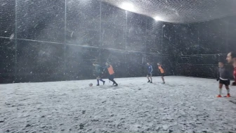 Maltepe’de kar altında halı saha maçı yapan futbolseverler engel tanımadı