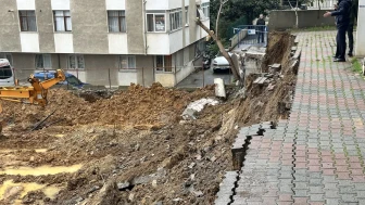 Kadıköy'de aşırı yağış sonrası istinat duvarı çöktü