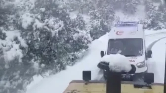 Gaziantep’te kolu kırılan kadın yoğun kar yağışı nedeniyle ekiplerin yardımıyla hastaneye ulaştı
