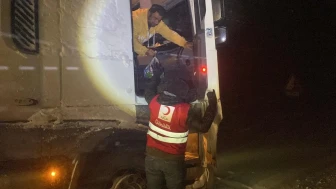 Tendürek Geçidi'nde mahsur kalan sürücülere Kızılay tarafından sıcak kumanya dağıtıldı