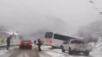 Artvin’de karla kaplanan yol kazalara ve uzun araç kuyruklarına neden oldu