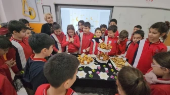 Eskişehir'de ilkokul öğrencileri Regaip Kandili'ni sınıfta kutladı