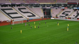 Eskişehirspor’dan Hüseyin Aksoy’a veda için teşekkür plaketi verildi