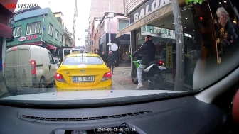 Eskişehir'de motosiklet sürücüsü kırmızı ışıkta beklememek için kaldırıma çıktı