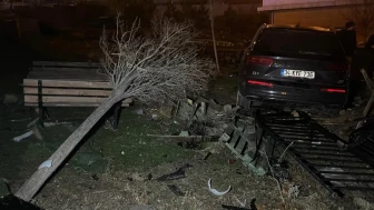 Karaman'da kontrolden çıkan cip kafenin bahçesine uçtu