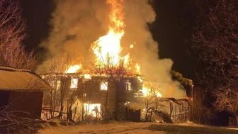 Karabük'te iki katlı ahşap ev yangında küle döndü