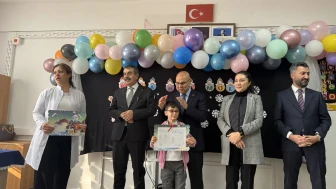 bakan Tekin Ağrı'da öğrencilerin karne heyecanına ortak oldu