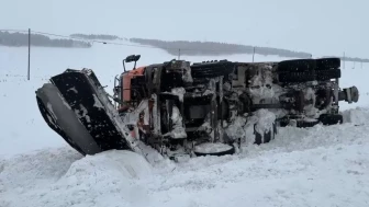 Ardahan'da kontrolden çıkan kar küreme aracı devrildi