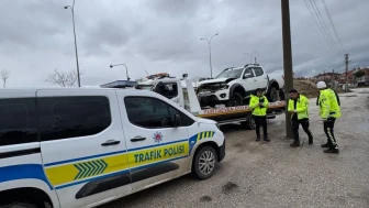 Afyonkarahisar’da 5 metrelik refüjden uçan araçta 3 kişi yaralandı