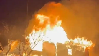 Samsun'un Vezirköprü ilçesinde gece çıkan yangın iki evi küle çevirdi