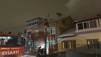 Kayseri’de 3 katlı ikametin çatısında çıkan yangın 2 saatte söndürüldü