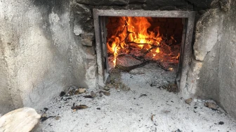 Manisa’nın Kızılca Mahallesi’nde taş fırında pişirilen ekmekler 30 gün tazeliğini koruyor