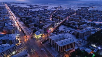 Kulu’da kar yağışı etkisiyle ilçe beyaza büründü