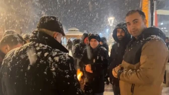 Bartın'da ilçe protokolü vatandaşlarla kartopu oynayarak karın tadını çıkardı