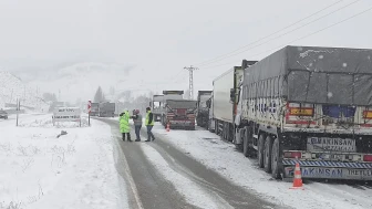 Kop Geçidi'nde çığ nedeniyle Bayburt-Erzurum yolu ulaşıma kapatıldı