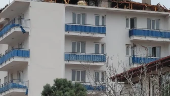 Denizli'de şiddetli fırtına ilçe emniyet amirliğinin çatısını uçurdu ve 2 kişiyi yaraladı