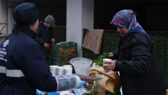 Aydın'da pazarcı esnafı ve vatandaşlara çorba ve tavuklu pilav ikram edildi