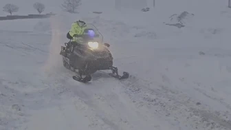 Bitlis'te yoğun kar ve buzlanmaya karşı kar motoru ile önlem alınıyor
