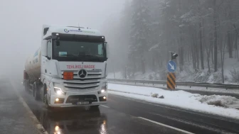 Bolu Dağı’nda sis ve hafif kar yağışı nedeniyle görüş mesafesi 30 metreye düştü