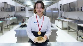 1. "Anadolu ilham verdi, makarna altın getirdi" 2. "İzmirli gastronomi öğrencisi Sena Kollar