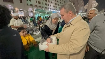 BBP Genel Başkanı Destici Mescid-i Nebevi’de vatandaşlarla buluştu ve kandil tebriğinde bulundu