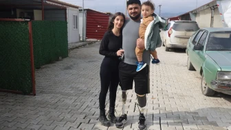 Hatay’da depremde bacaklarını kaybeden Emre Yüksek protezle yeniden yaşama tutundu