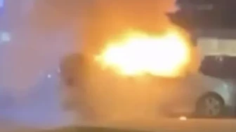 Bursa'da park halindeki araç alev aldı, itfaiye müdahale etti