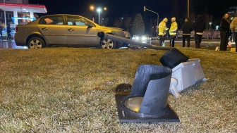 Çorum'da otomobil sinyalizasyon direğine çarptı, 1 kişi yaralandı