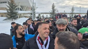 Sivasspor’un golcüsü Rey Manaj Sivas’a geldi ve taraftarlarca karşılandı