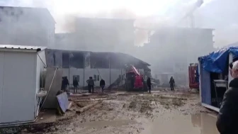 Hatay'da inşaat işçilerinin kaldığı konteyner yatakhane alevlere teslim oldu