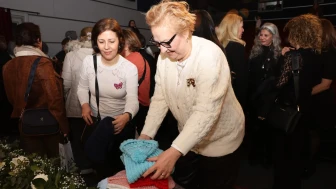 Bursa’da kadınlar sinemada film izlerken iyilik için örgü ördü