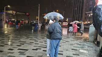 Taksim'de sağanak yağış ve şimşekler geceyi aydınlattı