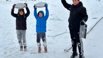Kayseri'de çocuklar kar eğlencesi için tepsilerle kayak yaptı