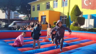 Bayındır'da Fatih İlkokulu bahçesi karne şenliğiyle masal diyarına dönüştü