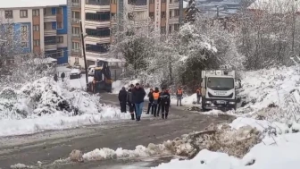 Bartın'da karlı yolda kayarak geriye giden çöp kamyonu işçinin sıkışmasına neden oldu