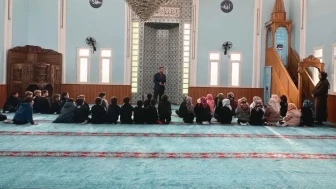 Behiye Hanım Ortaokulu öğrencileri Hacı Ahmet Özbaş Camii'nde tarihi ve dini bilgiler edindi