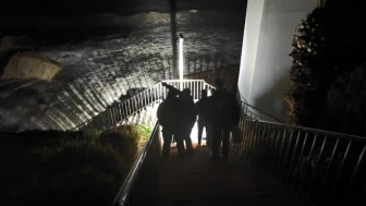 Kuşadası'nda fırtınada iskeleden denize düşen 3 işçiden 1'i hayatını kaybetti, firma sahibi tutuklandı