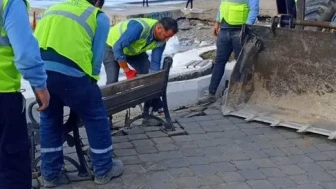 Kuşadası sahil şeridinde dalga hasarları için onarım çalışmaları başlatıldı