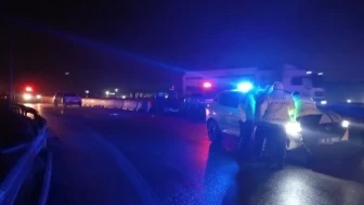 Bursa'da sabah saatlerinde bariyerlere çarpan araçta 2 kişi ağır yaralandı