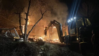 Çorum'un Laçin ilçesinde çıkan yangın ev ve depoyu kullanılamaz hale getirdi