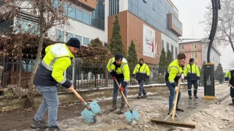 Karabük'te belediye ekipleri kar temizleme çalışmalarını sürdürüyor