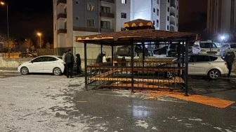 Kayseri'de şiddetli rüzgarın söktüğü kamelya iki otomobile zarar verdi