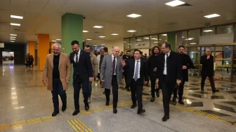 Kayseri Valisi Çiçek, Şehir Hastanesi'ndeki halk kütüphanesini inceledi