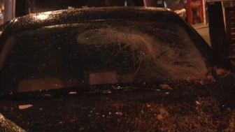 bahçelievler’de sağanak sonrası balkonu çöken binadan kopan parçalar otomobile hasar verdi